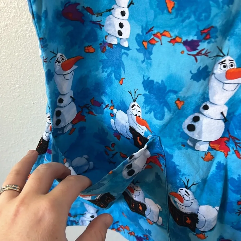 Disney Frozen II Olaf Short Sleeve Scrub Top Medium - Image 2