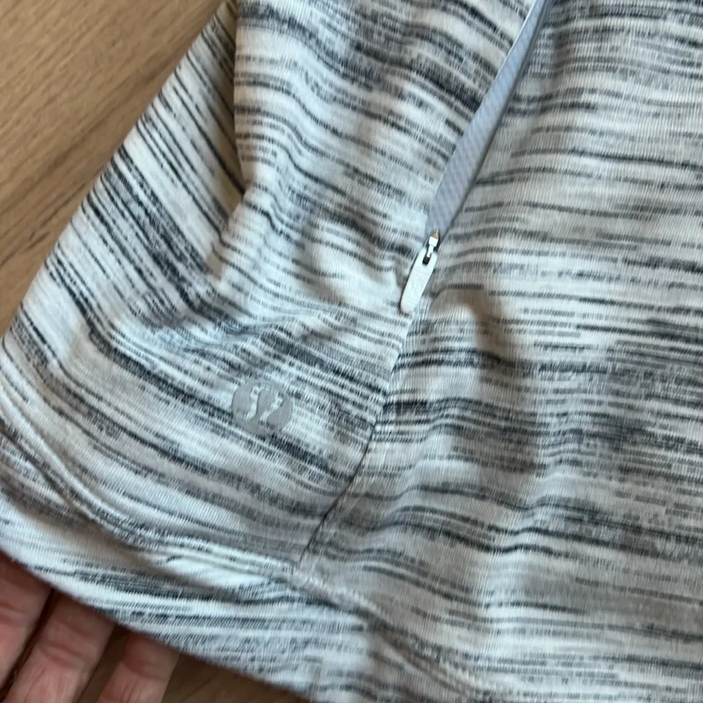 Lululemon size 4 long sleeve shirt. Perfect condition - Image 5