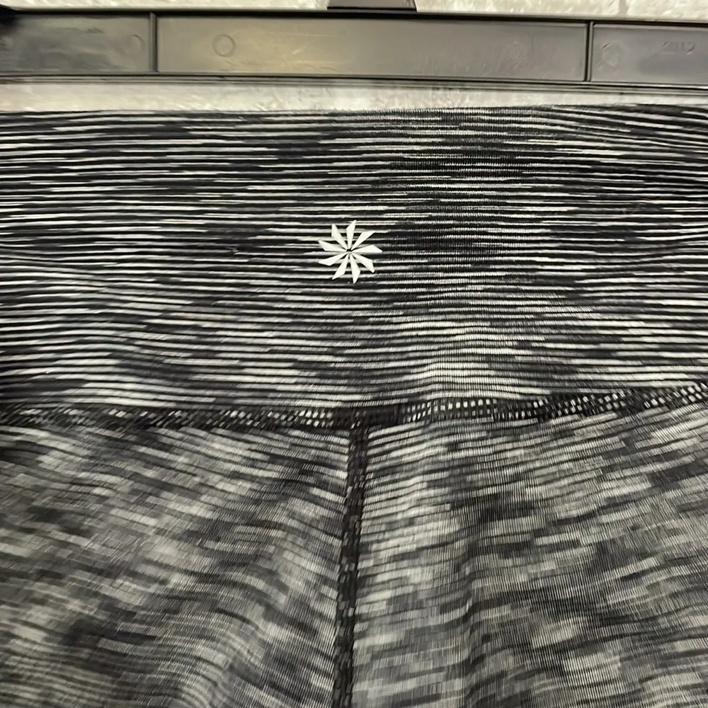 Athleta Chaturanga Cropped Legging
Heathered Black - Image 4