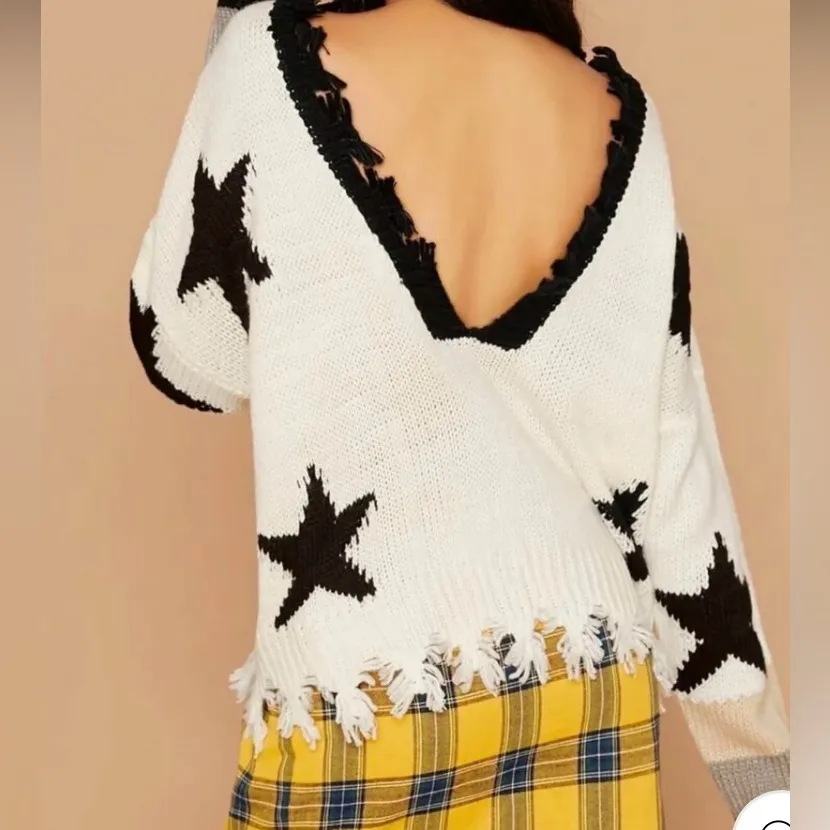 Distressed hem star print pullover sweater in ivory & black medium cropped - Image 2