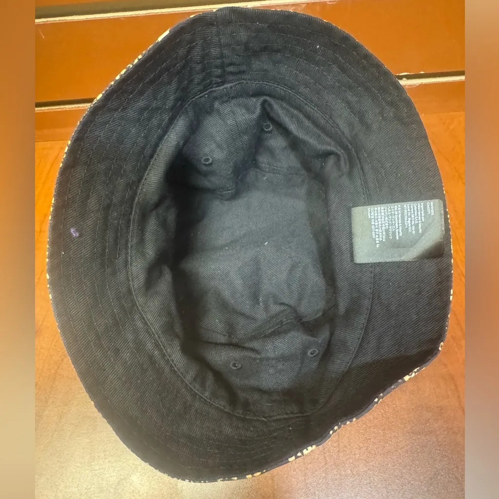 H&M  Monochrome Snake Pattern Hat - Image 5