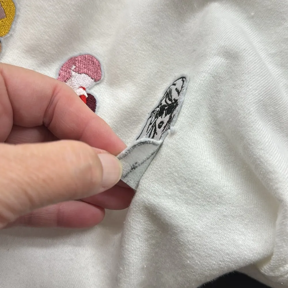 Gildan White I’m Here For Taylor Chiefs 87 with Taylor Swift Patches Sweatshirt - Image 10