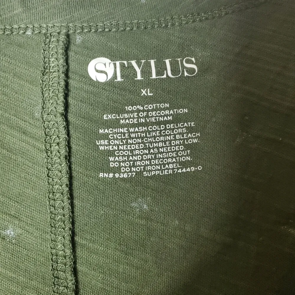 𝅺Stylus XL olive green short sleeves with glitter stars all over V - Image 3