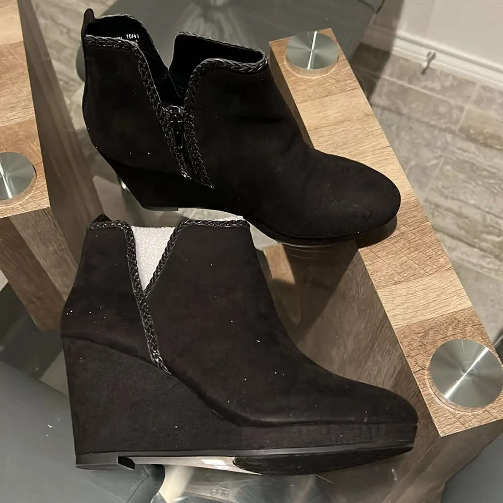 CL by Laundry Volcano Wedge Bootie, Black Size 10/41 New in Box - Image 6