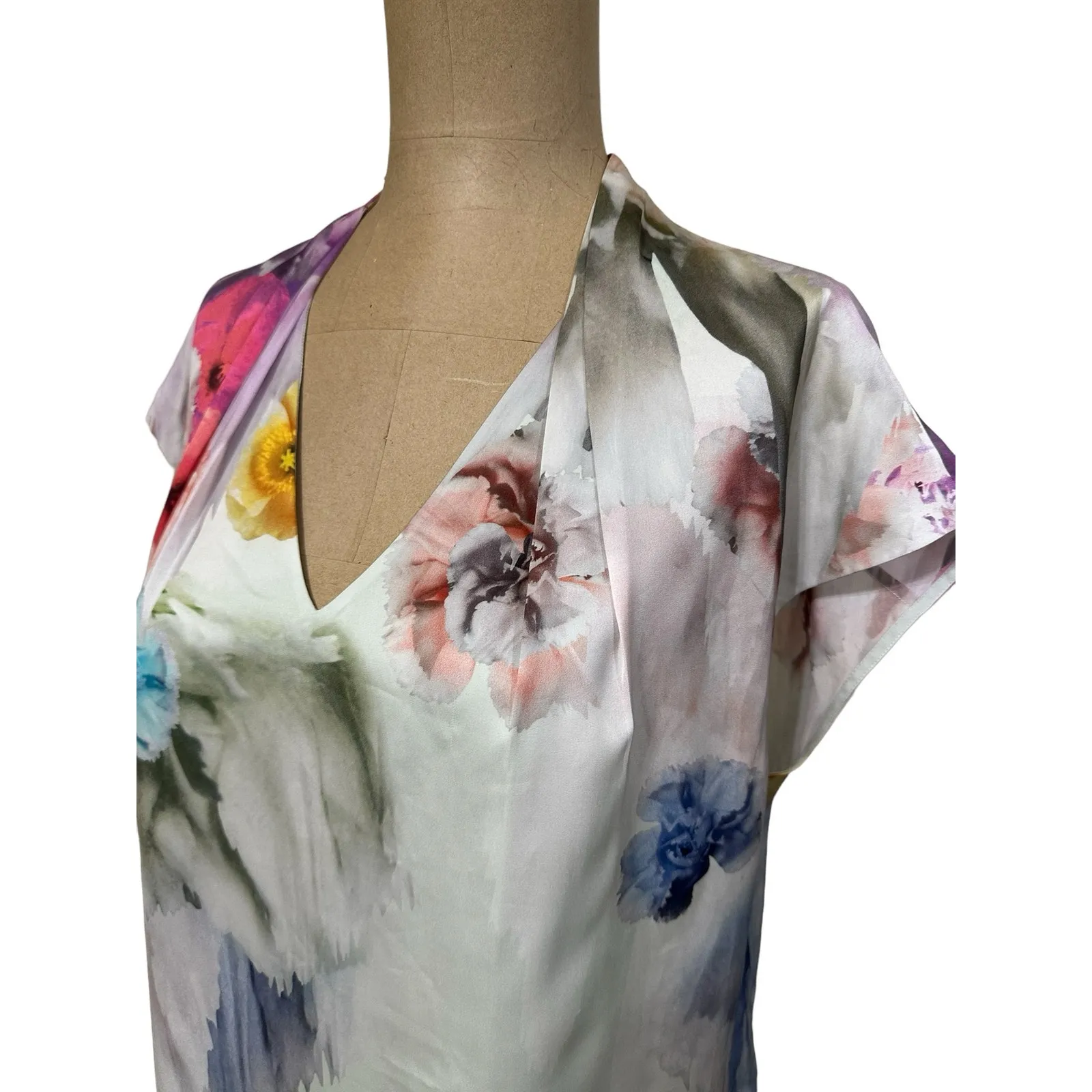 Ted Baker Pink & Gray Floral V Neck Short Sleeve Blouse size Small - Image 6