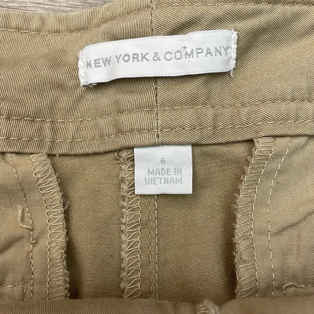 New York & Company Tan Women's Zip Front with Inside Clasp Shorts Size 6 - Image 3