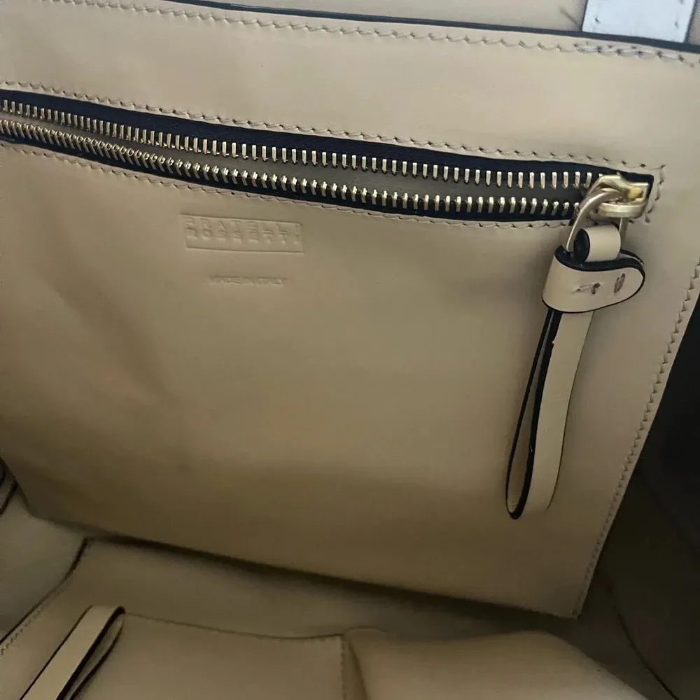 Gravelly and Rossetti white bucket bag - Image 3