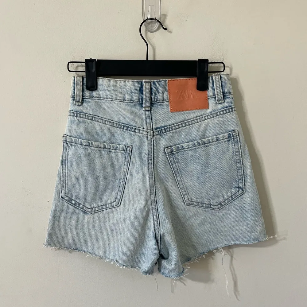 ZARA Acid Light Wash Super High Rise Distressed Hem Denim Shorts Size 0 - Image 7