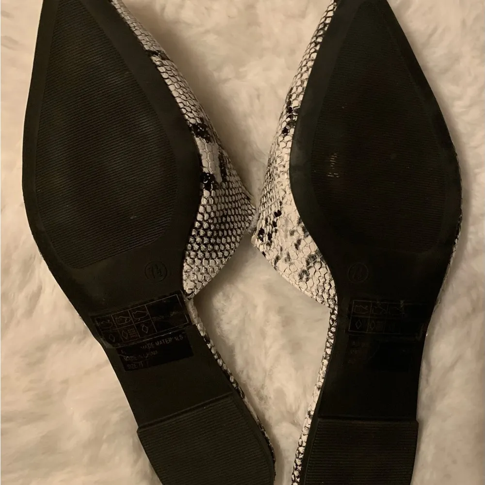 Women Shein, brand Snakeskin print.Sz7.5 New only try on - Image 3