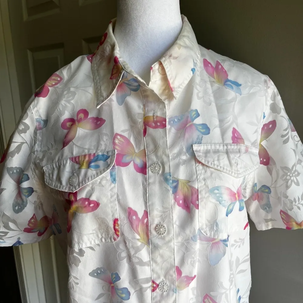 Alfred Dunner Butterfly Print Button Up Shirt Short Sleeve White Floral Top - Image 2