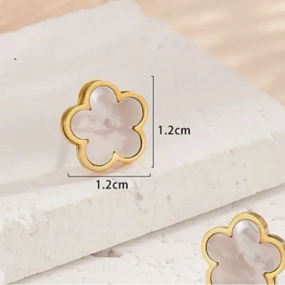 BOUTIQUE Flower Stud Earrings Gold - Image 2