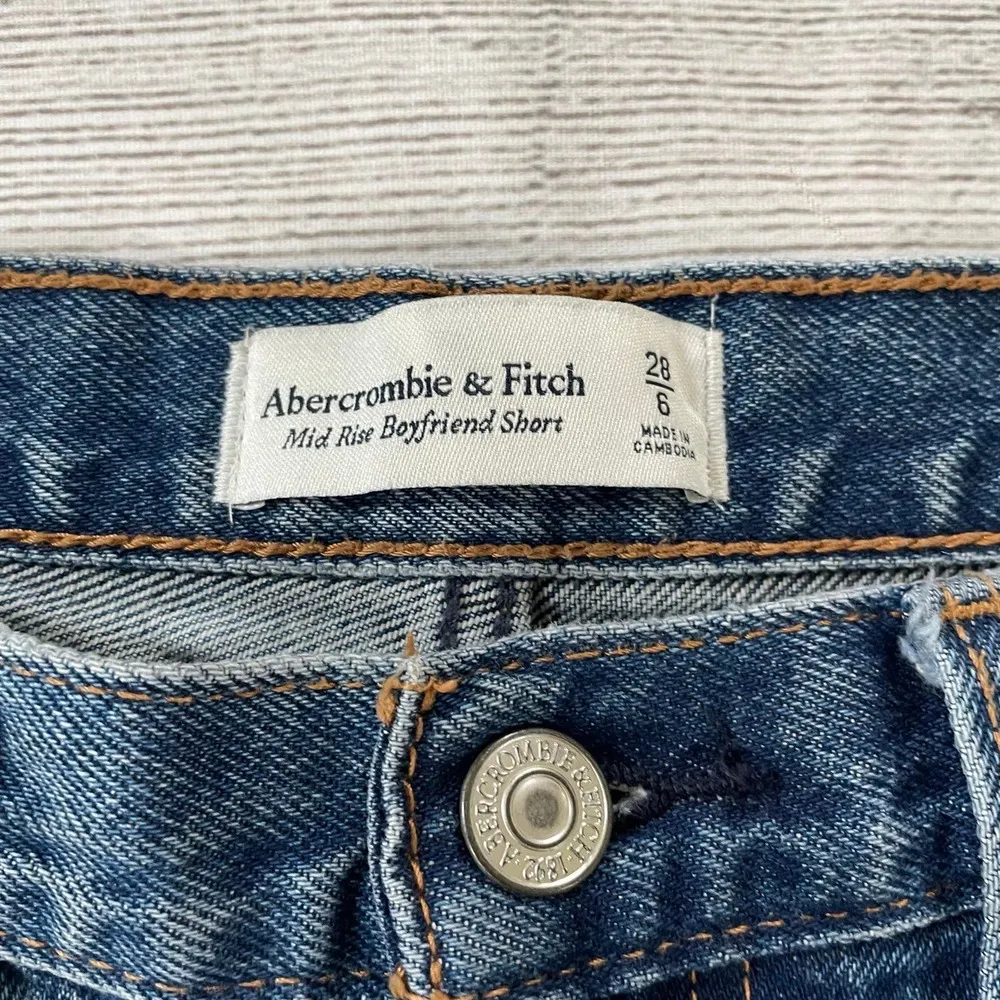 Abercrombie & Fitch Mid Rise Boyfriend Short Jean Shorts Women Size 6 - Image 2