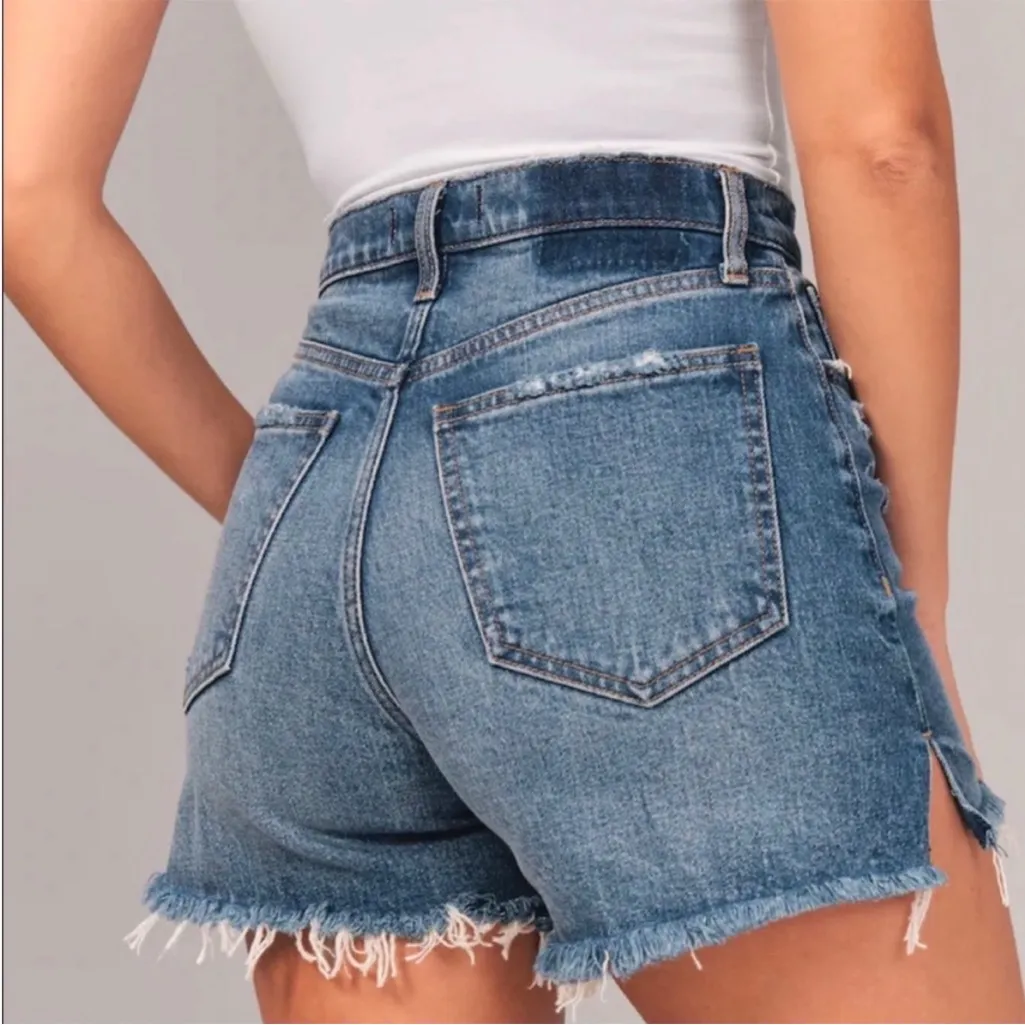 Abercrombie & Fitch The 4” Mom Short High Rise Jean Denim Shorts size 31/12 - Image 2