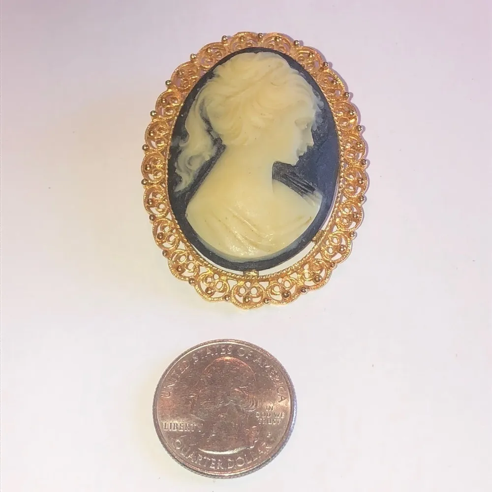 Vintage Gold Tone Black & Off White Cameo Brooch Shoulder Pin Pendant - Image 2