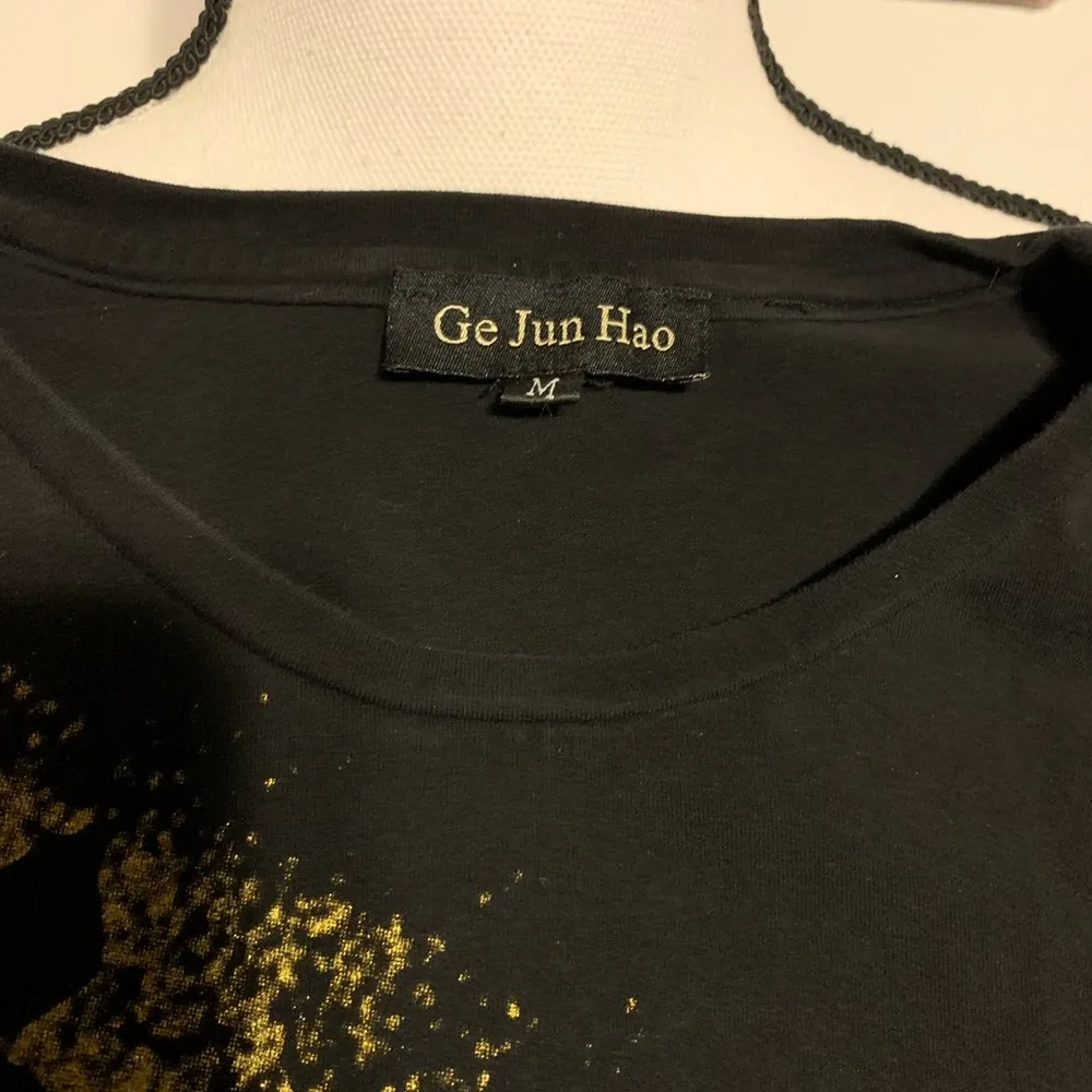 Black and Gold Glitter Cat Butterfly T Shirt Size M - Image 7