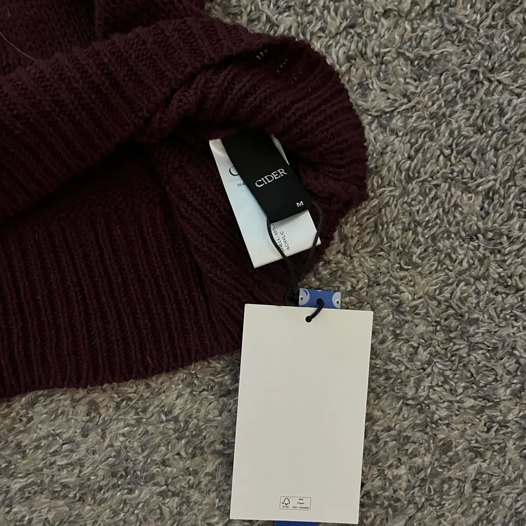NWT Cider V-Neck Sweater in Deep Burgundy and Cream - Image 5