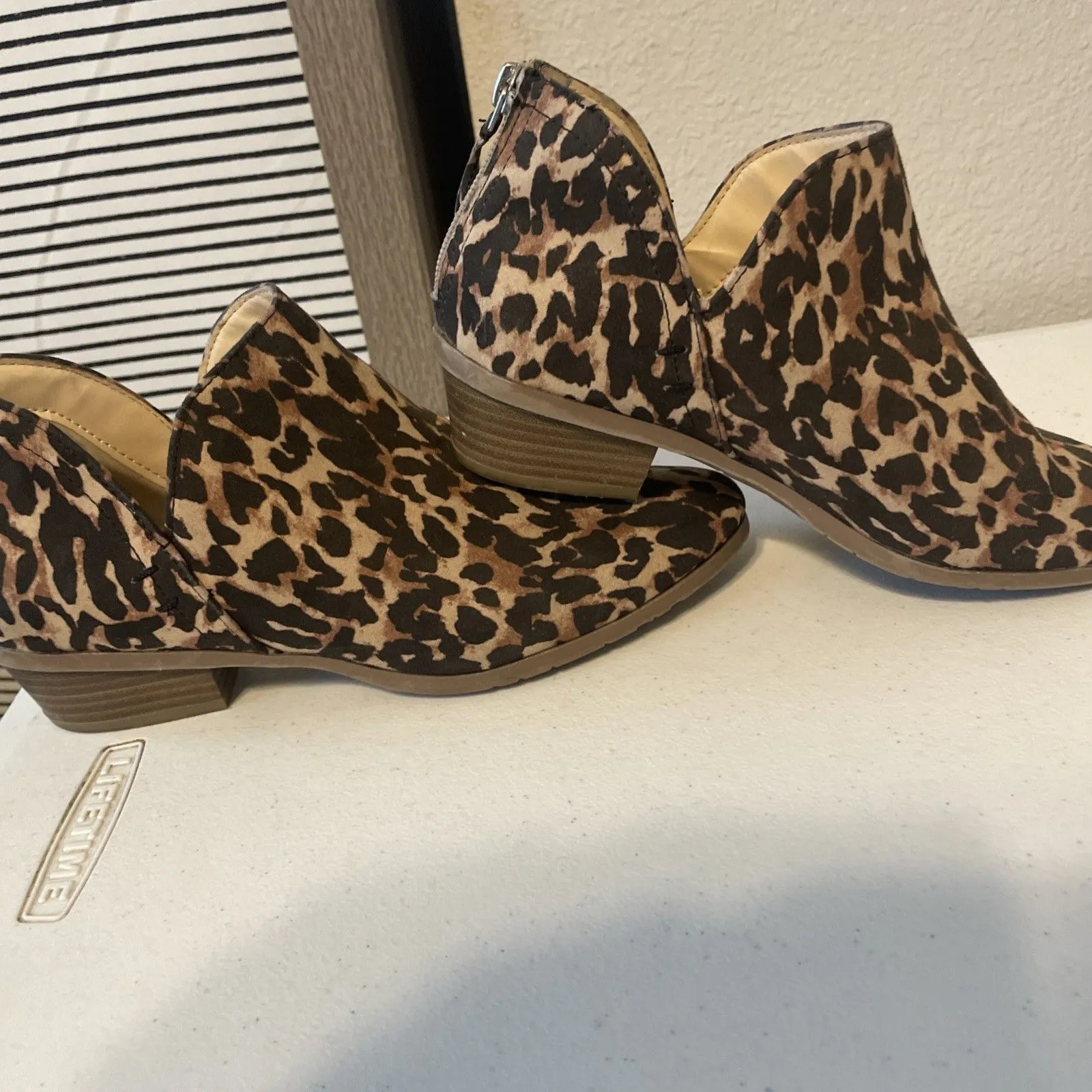 Kenneth Cole Reaction Low Heel Ankle Bootie size 8 Medium Cheetah Back Zip Brown - Image 4