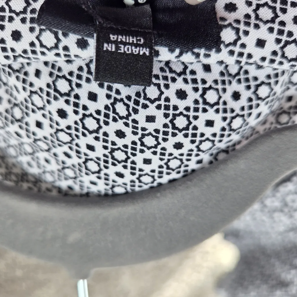Jones New York Black and White Geometric Print Blouse - Image 7