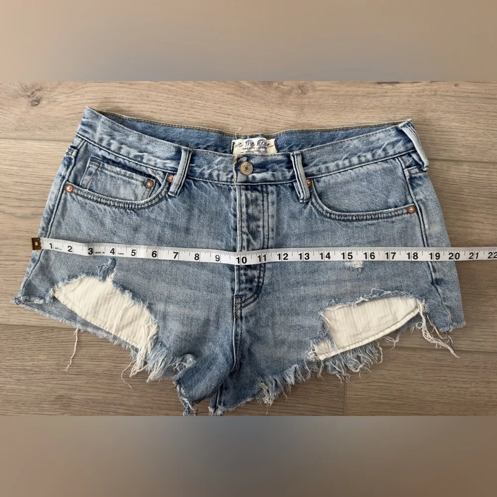 Free People Denim Blue Distressed Women's Shorts 🩳 - Image 5