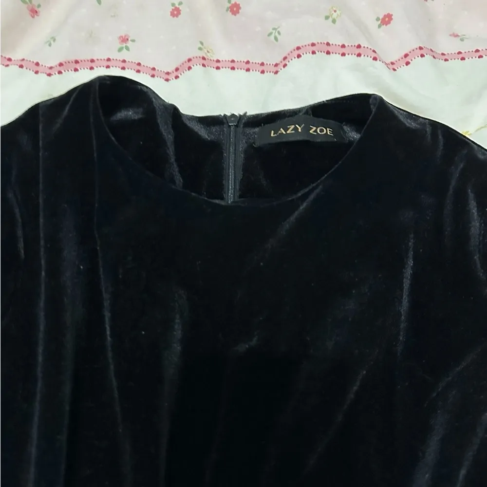 Elegant Black Classic Silky Velvet Dress with a Removable Lace Collar - Image 7