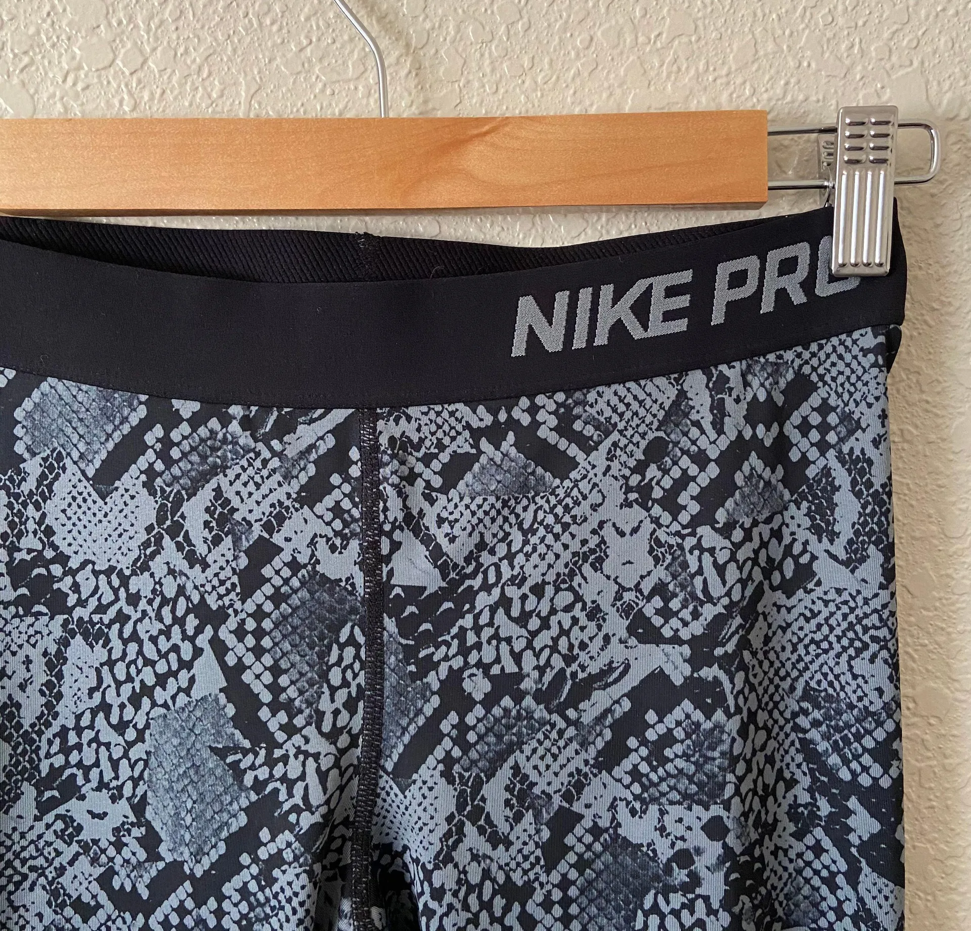 Pro Black Gray Snake Print Capri Legging Med - Image 4