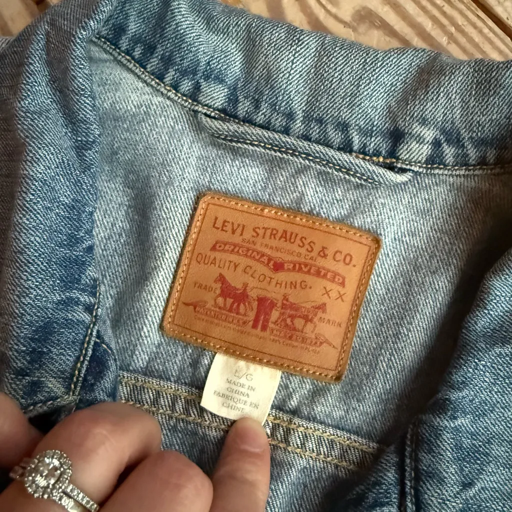 Levi’s denim jacket size large - Image 3