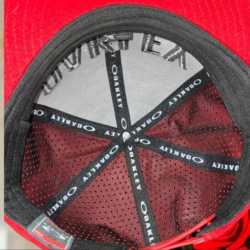 Oakley red air ventilation and adjustable snap back closure Nwot - Image 5