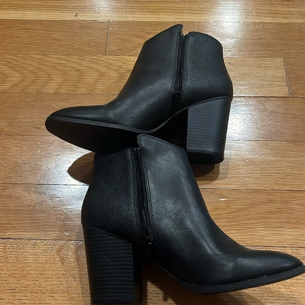 NWOT Sun +stone Gracey black faux leather block heel ankle boots size 9 . - Image 11