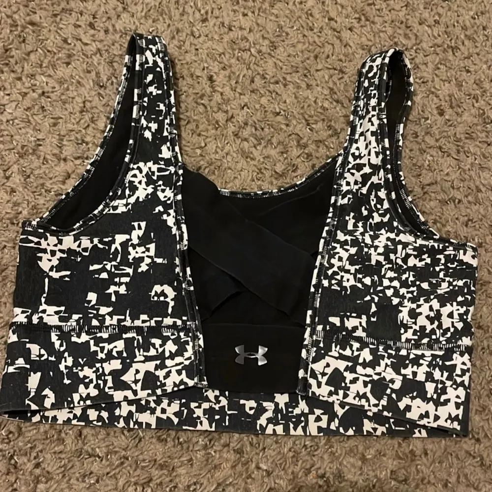Under Armour sports bra, size medium, slight fading - Image 6