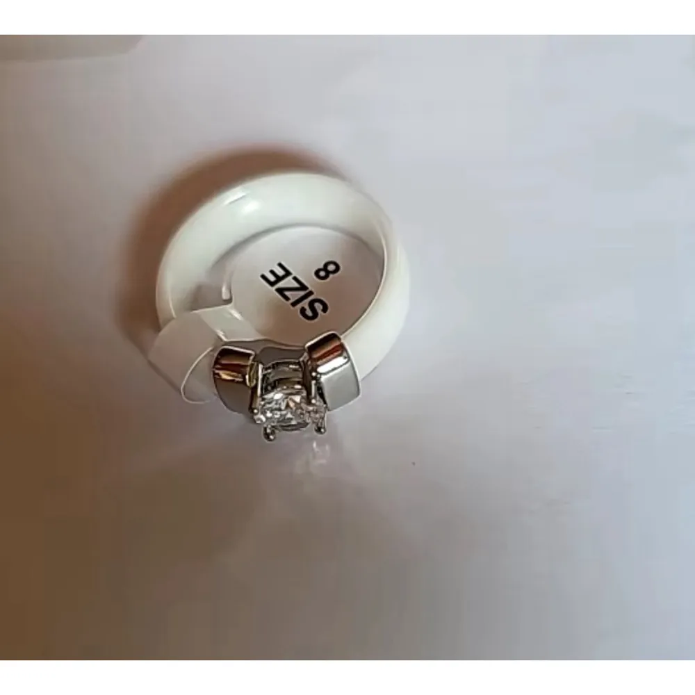 NEW‎ Women’s 1Ct Solitaire Synthetic Diamond White & Silver Ceramic Ring Size 7 - Image 4