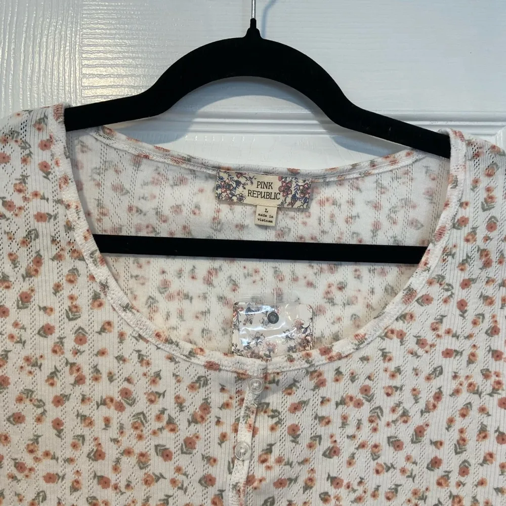 NWT Pink Republic Size L Pink Rose Lettuce Hem Short Sleeve Crop Top Henley - Image 2