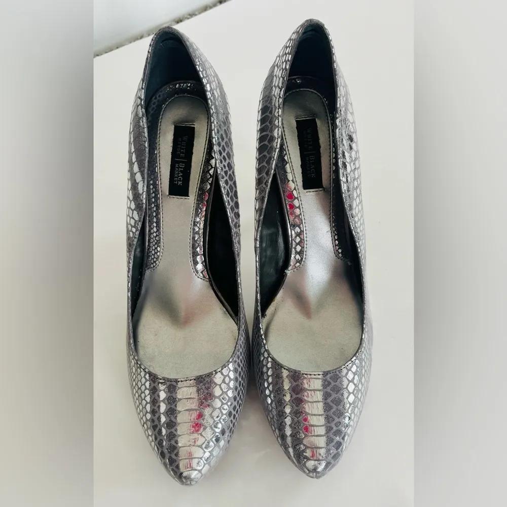 White House Black Market Silver Snakeskin Patterned Heels/Pumps Size 9M - Image 4