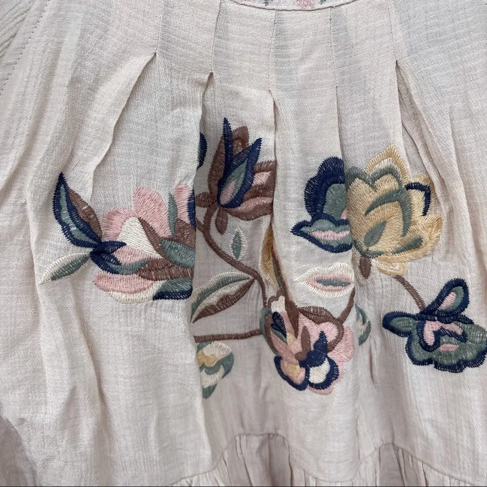 Moon River Women’s Dress Beige Floral Embroidered Flutter Sleeve Lace Hem Small - Image 9