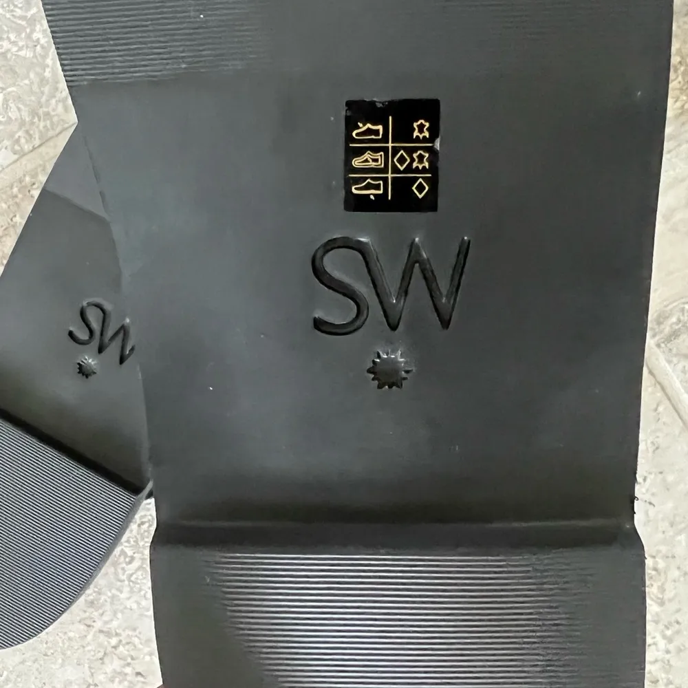 NEW Stuart Weitzman Leather Flip Flops in Black, Size US 8.5/ EU 39 - Image 10