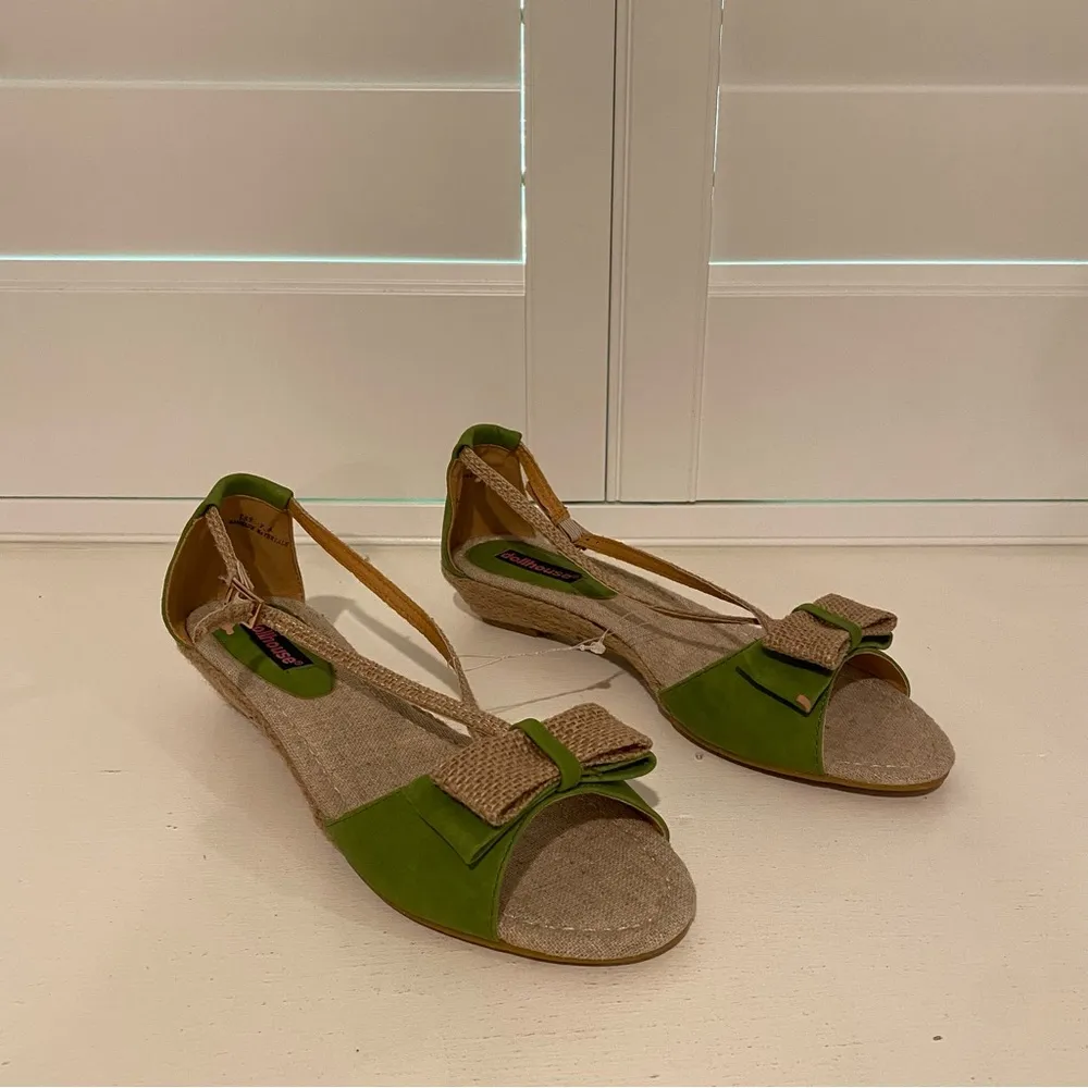 Dollhouse Women’s Green and Tan Sandals with Elegant Straps Size 7.5 - Image 3