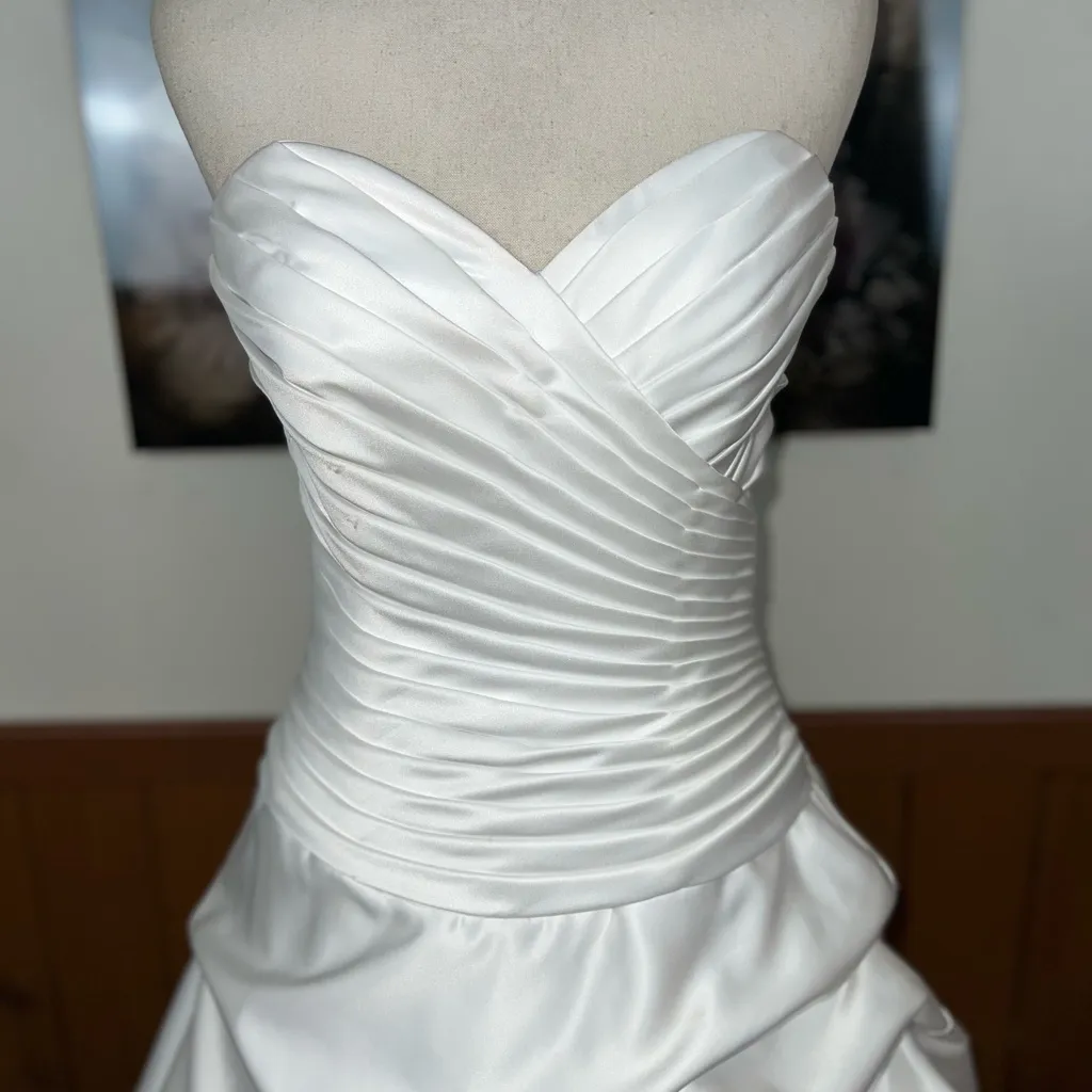 Stunning Mori Lee Tufted Satin Wedding Gown! - Image 4
