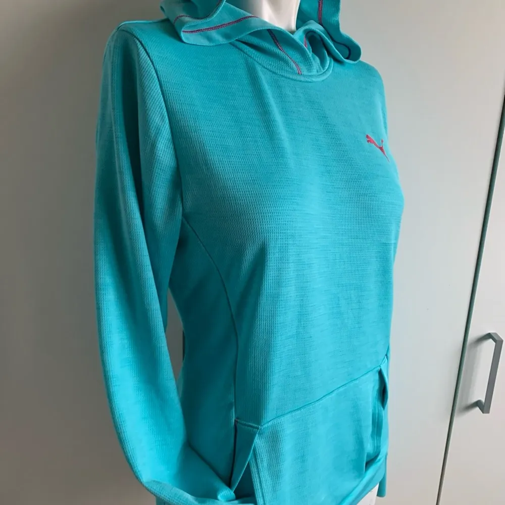 PUMA Dry cell teal long sleeve hooded t-shirt with pouch Women’s medium - Image 3