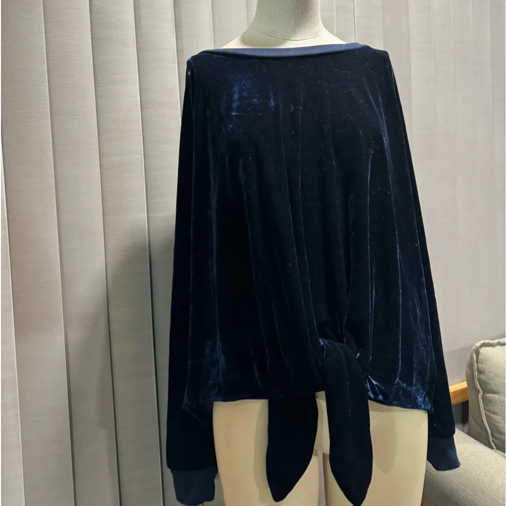 RDI navy velour tie front top ✨ - Image 6