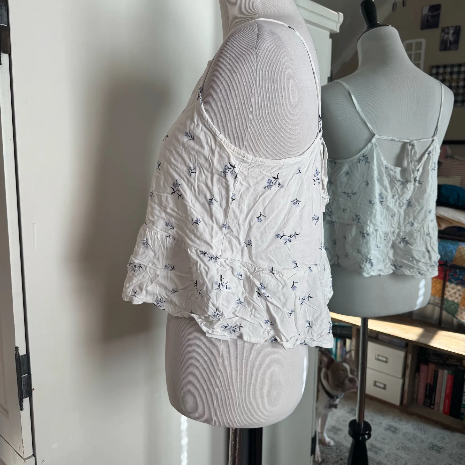 Hollister Large White Floral Cropped Top - Image 2