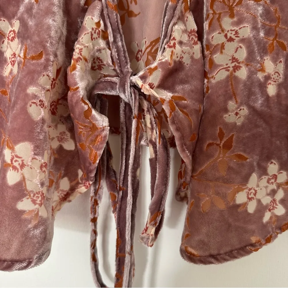 Vici Velvet Floral Wrap Short Sleeve Blouse Women’s Small - Image 4