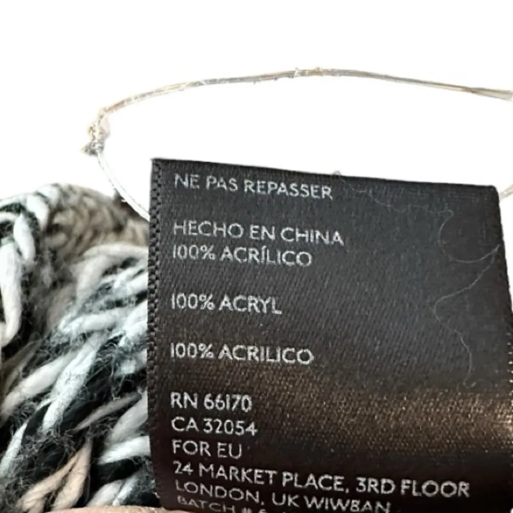 Urban Outfitters‎ Thick Infinity Scarf - Image 4