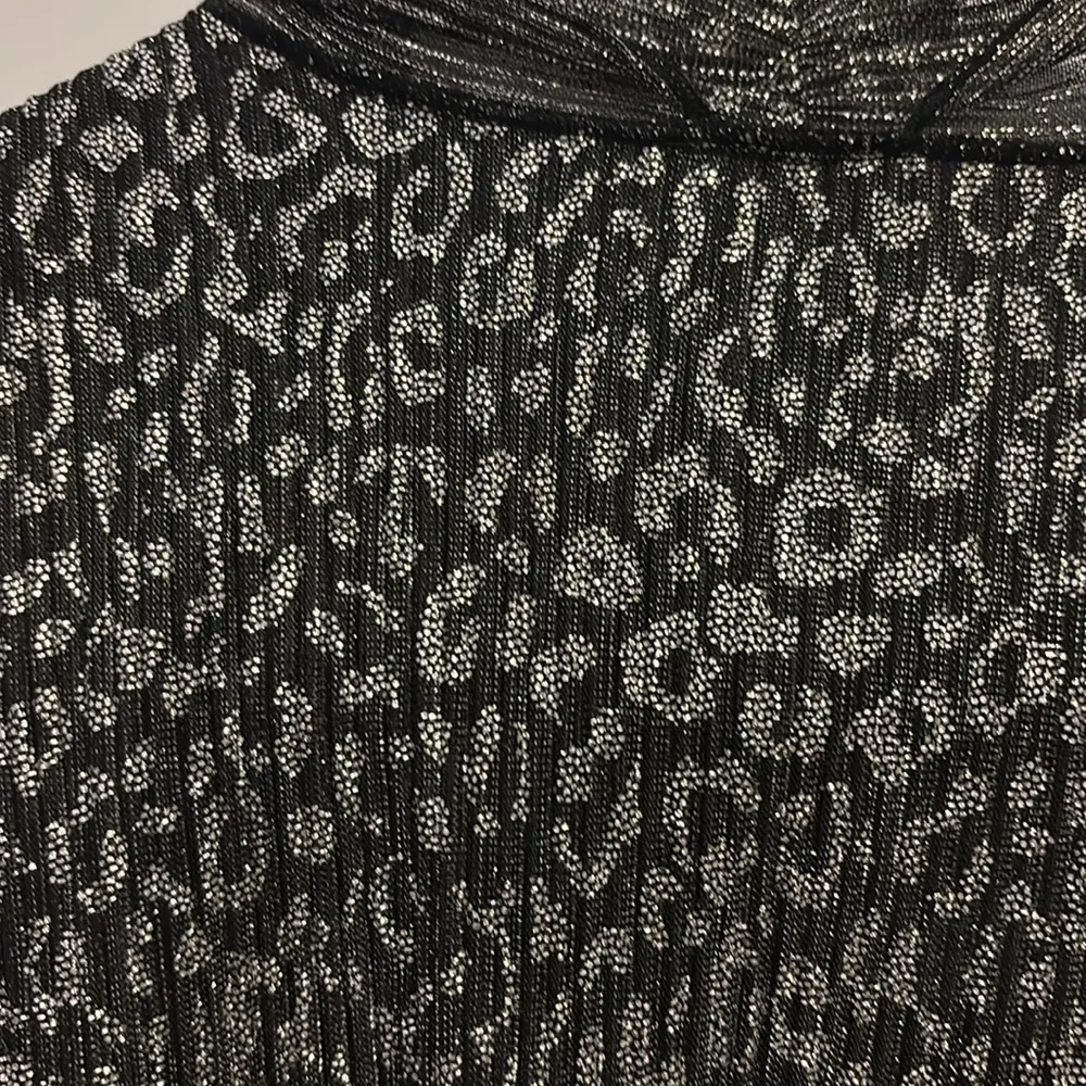 SARA MICHELLE….SILVER METALLIC SHEER LIKE JACKET WITH ATTACHED BLACK POLY TANK Silver Size M - Image 7