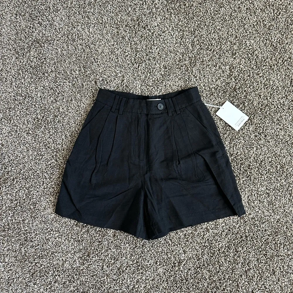 & Other Stories Tailored Shorts in black, size 0 - Image 2