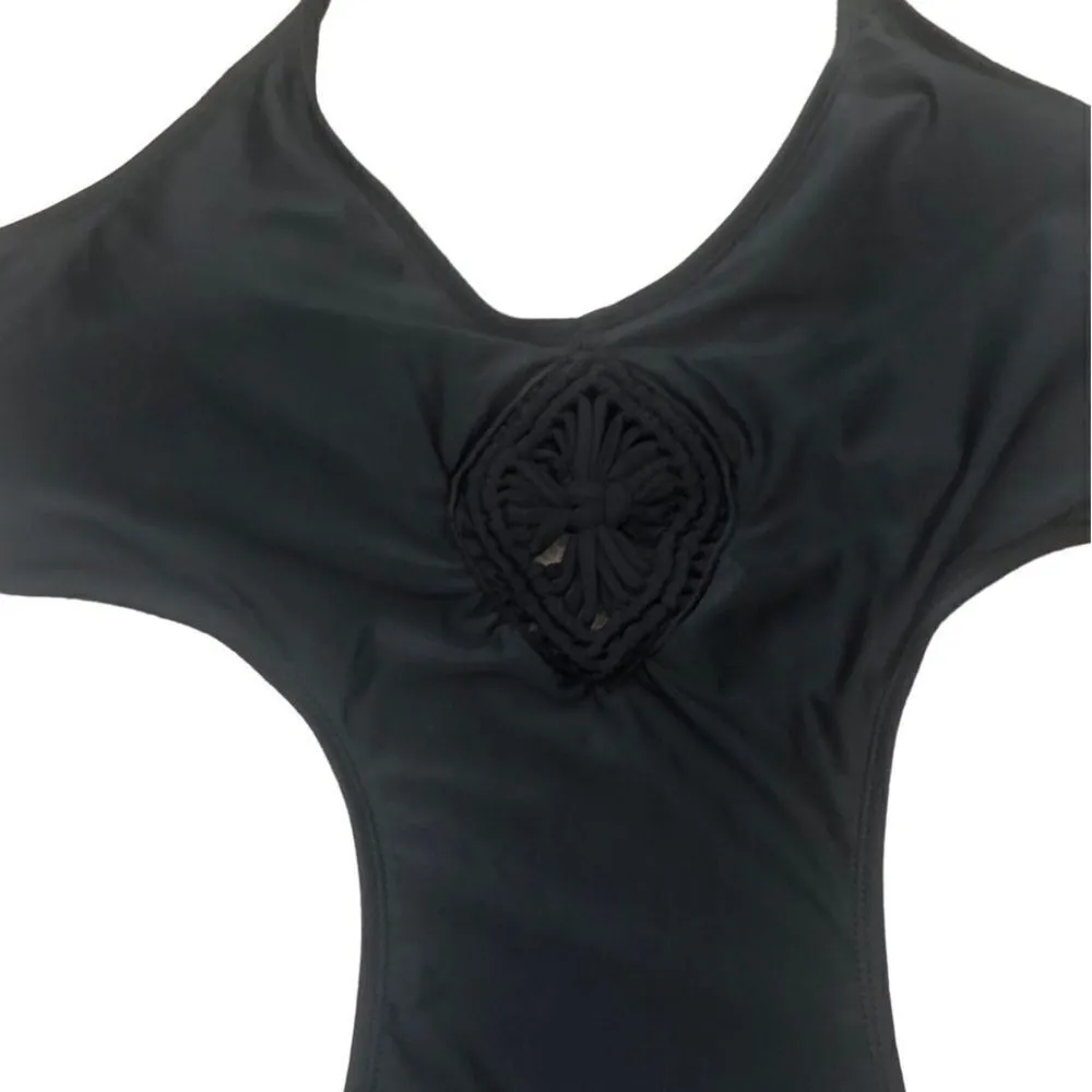 One piece cut out win suit with crochet detail no tag fits Sz med/large 6/8 Black - Image 3