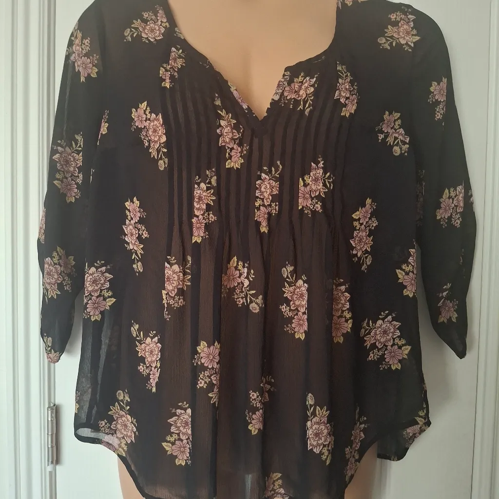 Torrid Sz 00 Floral Black Blouse - Image 4