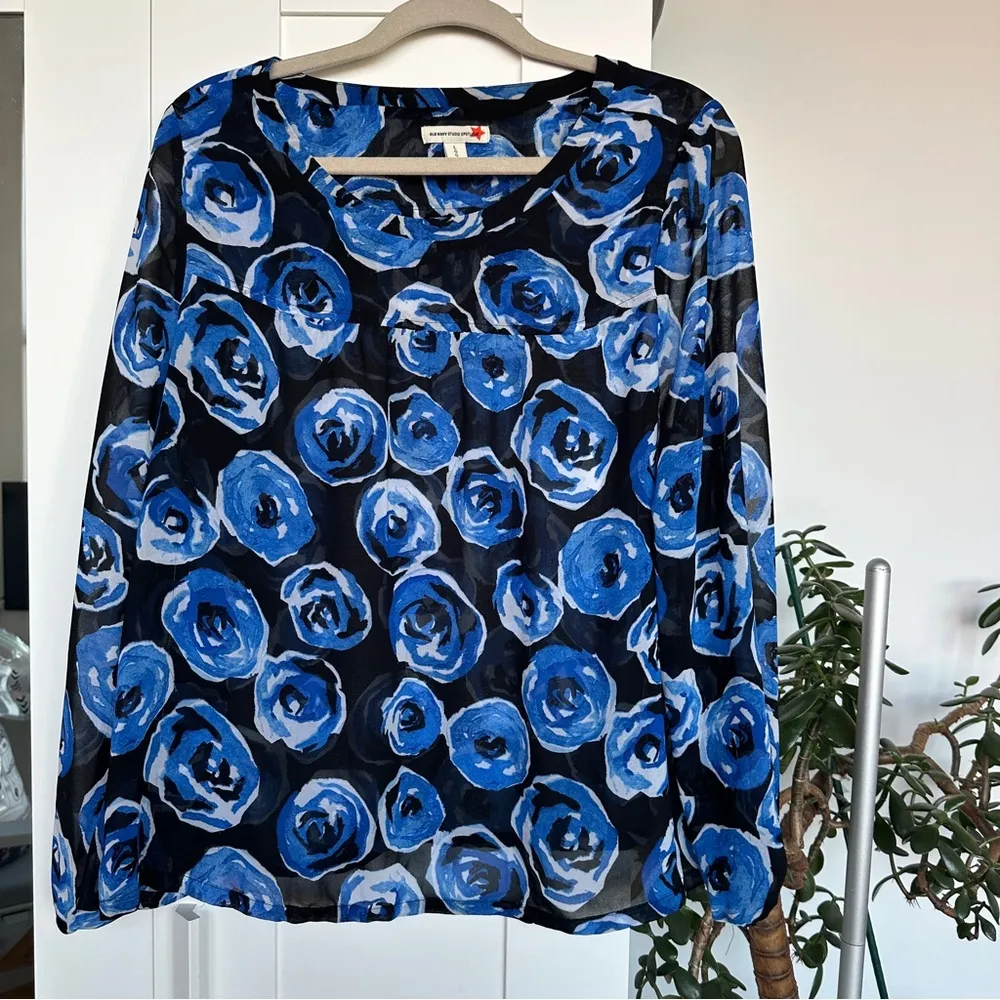 Old Navy  Blue and Black Floral Blouse - Image 2