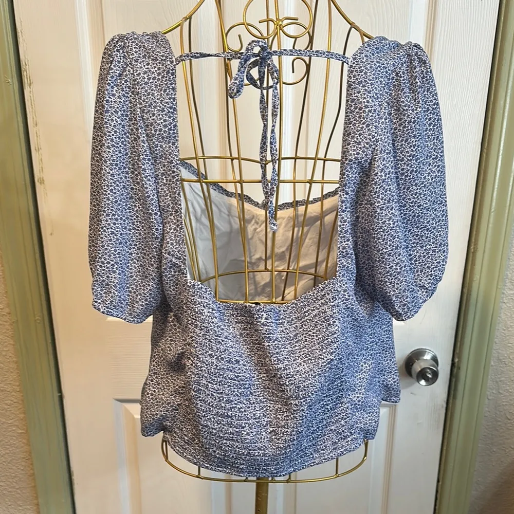 Abercrombie & Fitch floral Blue and White Puff Sleeve smocked Crop Top - Image 3