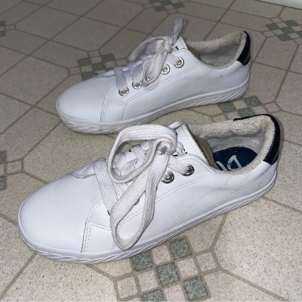 Blu D’or Memory Foam Slip On Leather Sneaker Women Size 6.5 Casual Coastal White - Image 3