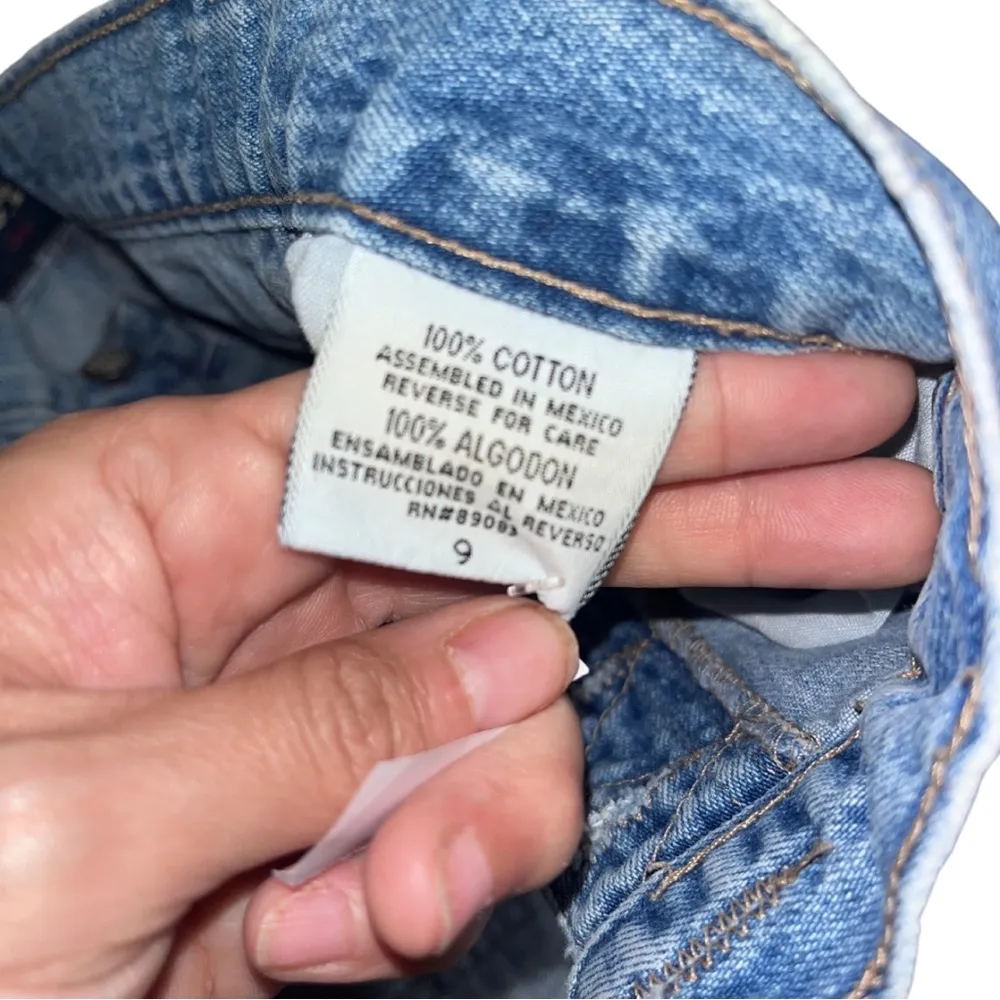 Vintage  Low-Rise Y2K Button-fly Size 9 Light Wash DenimShorts - Image 6