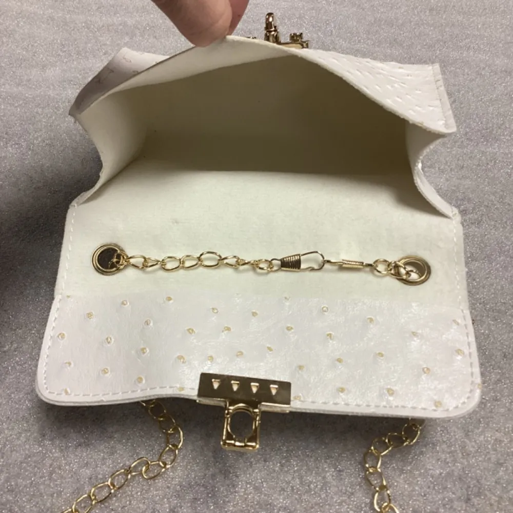 White Ostrich Mini Faux Leather Purse with Gold Clasp & Gold Chain * NEW - Image 5